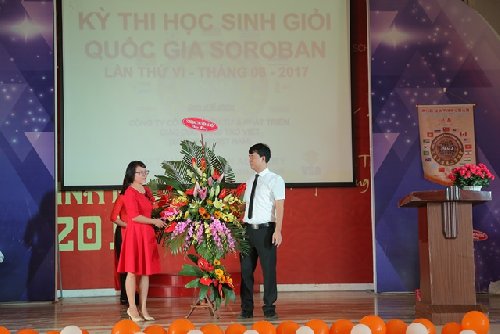 Bà Đoàn Thị Thuần - Chủ tịch HĐQT trao lẵng hoa chúc mừng cuộc thi (2017)